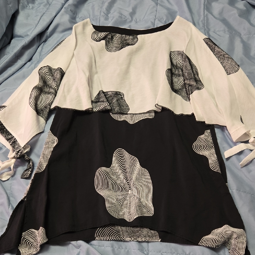 Radzoli Black and White Patterned Blouse